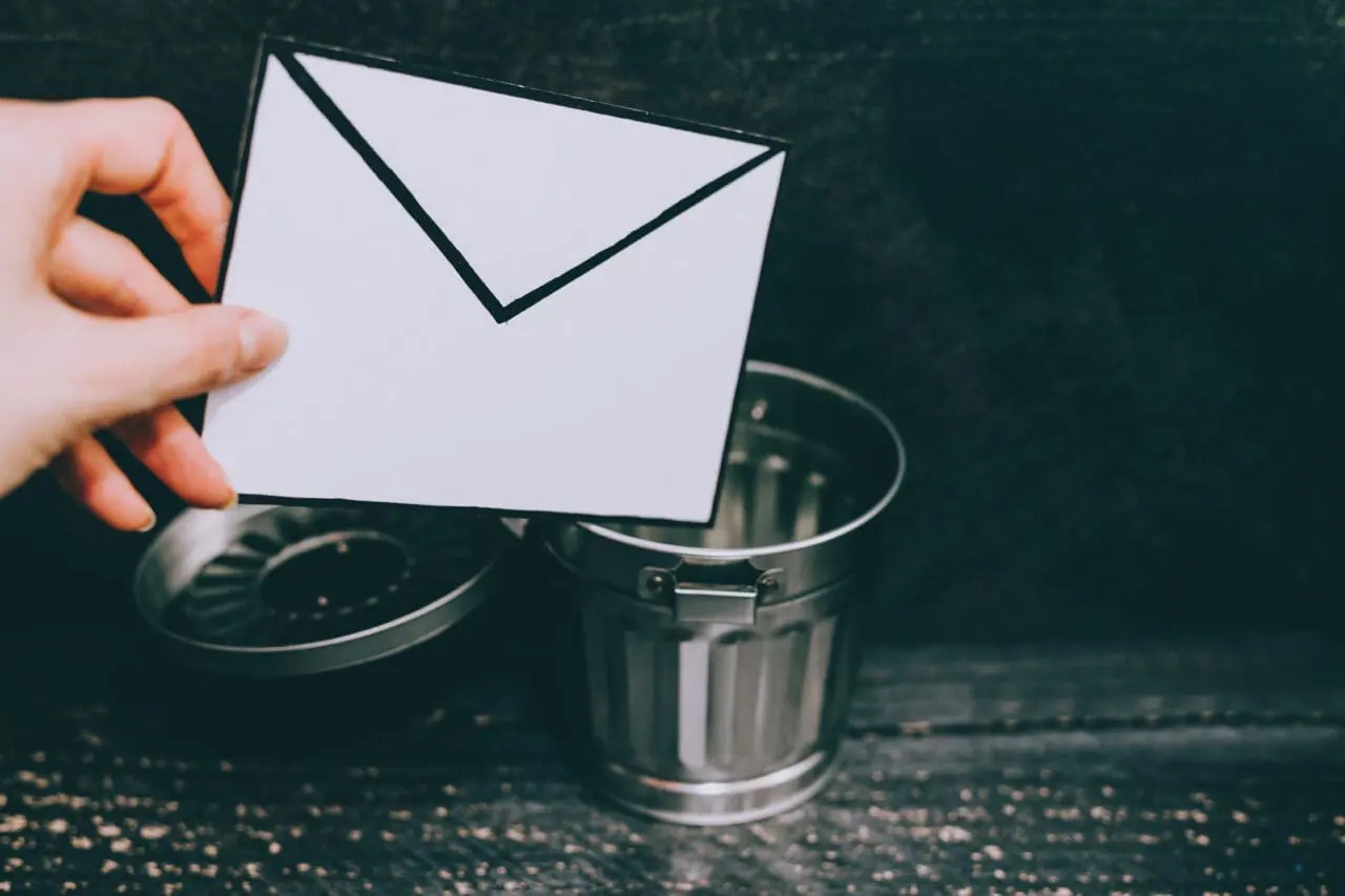 spam email going into a bin to declutter email