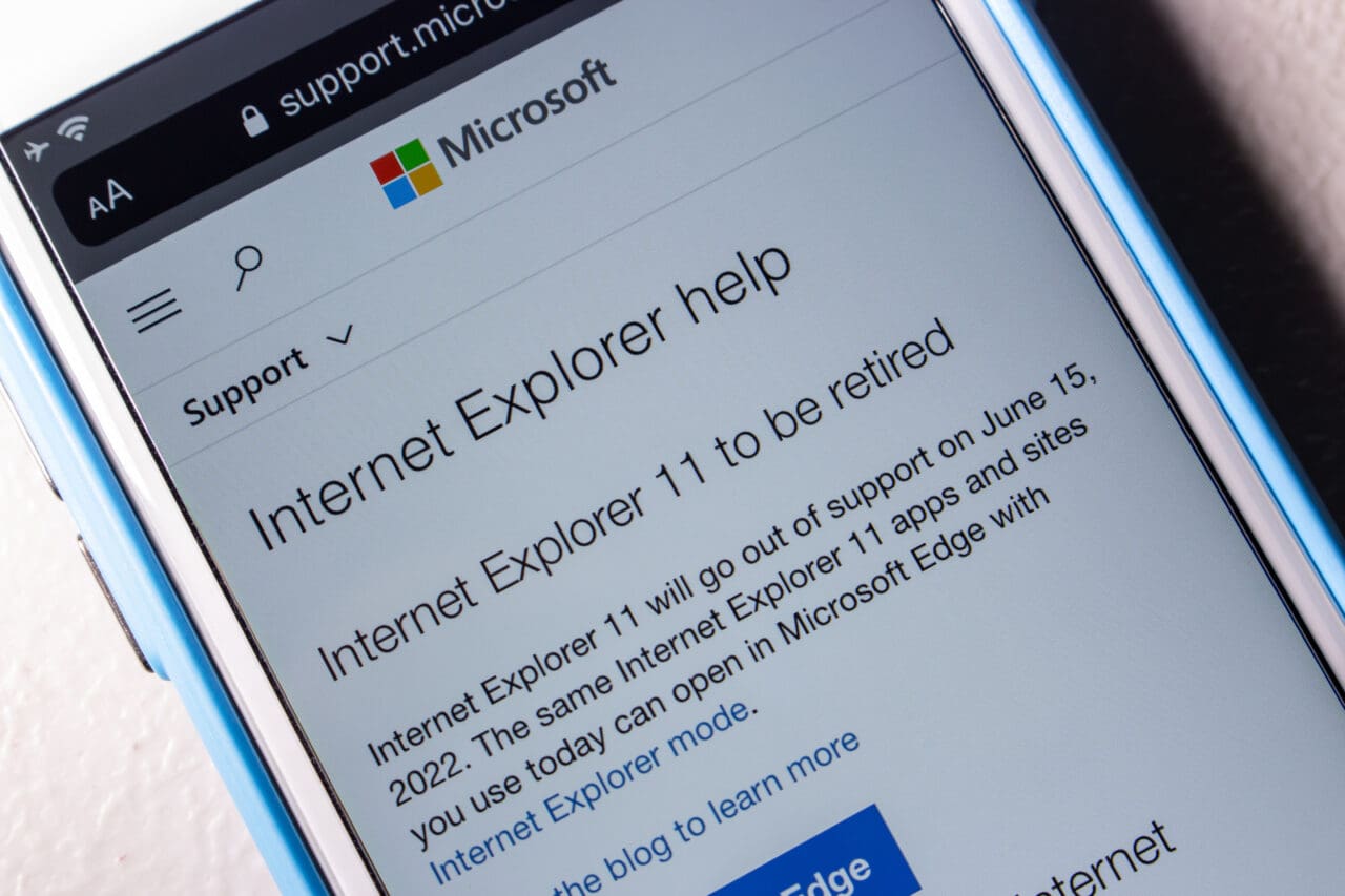 The closeup Internet Explorer help page in the Microsoft support website on the smartphone screen.